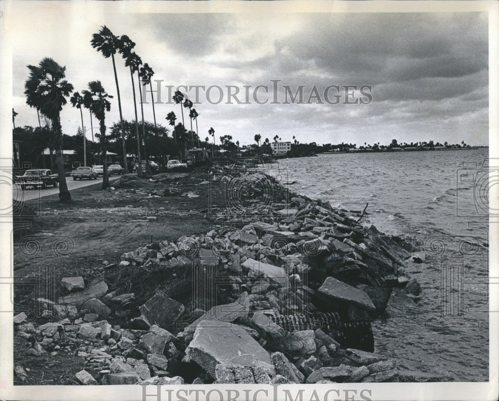 1975 Press Photo Work along Edgewater Drive in Clearwater, Florida - Historic Images