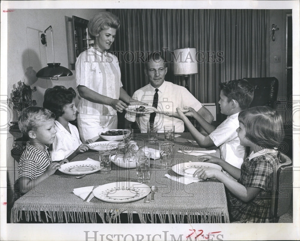 1965 Press Photo Klein Family Dinner Table Father Mother Children Boys Girls - Historic Images