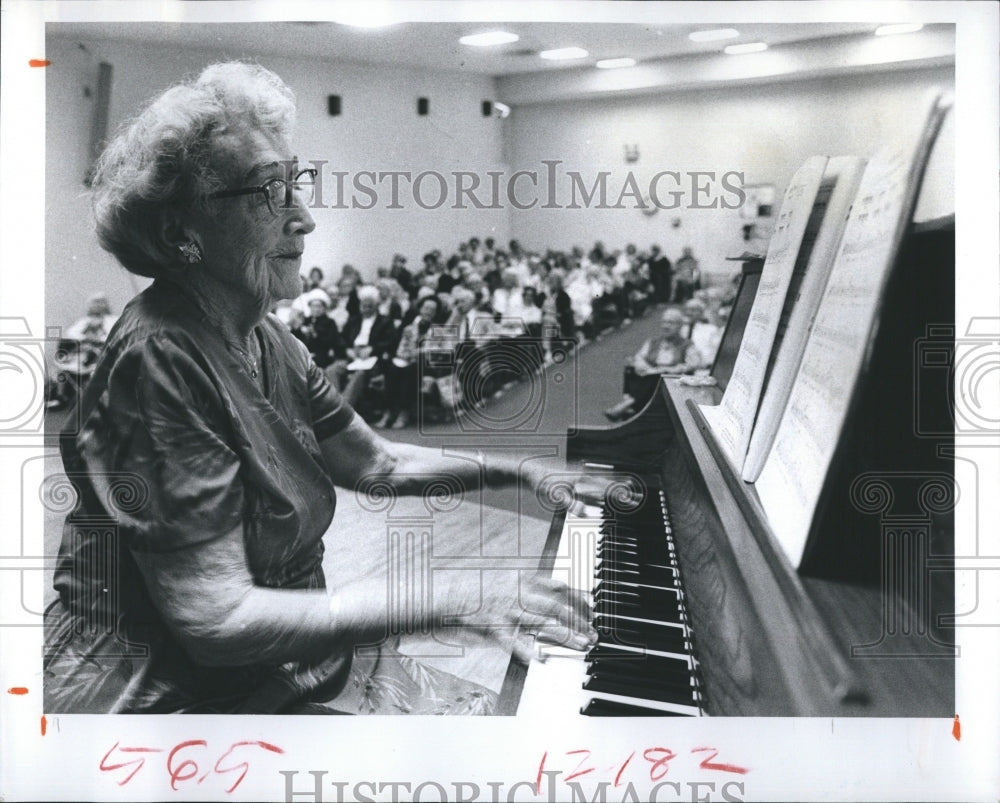 1983 Press Photo Lucille Kleft of the Sunshine Center leading a sing-along - Historic Images