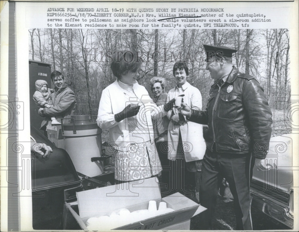 1970 Press Photo Mrs. William Kienast, mother of the quintuplets serves coffee - Historic Images