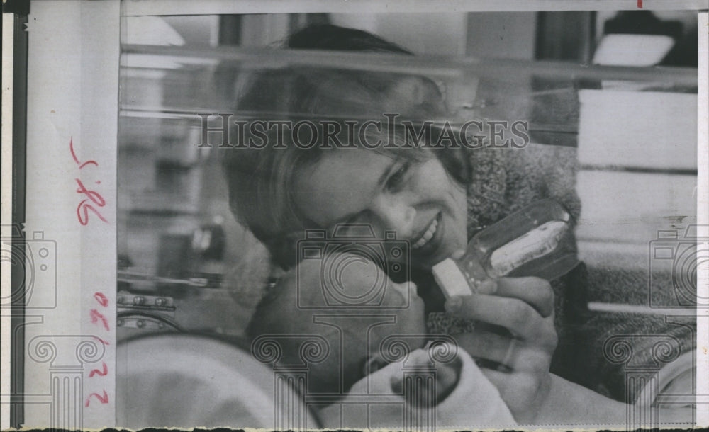 1970 Press Photo Margaret Kienast feeds one of her one-month old quintuplets - Historic Images