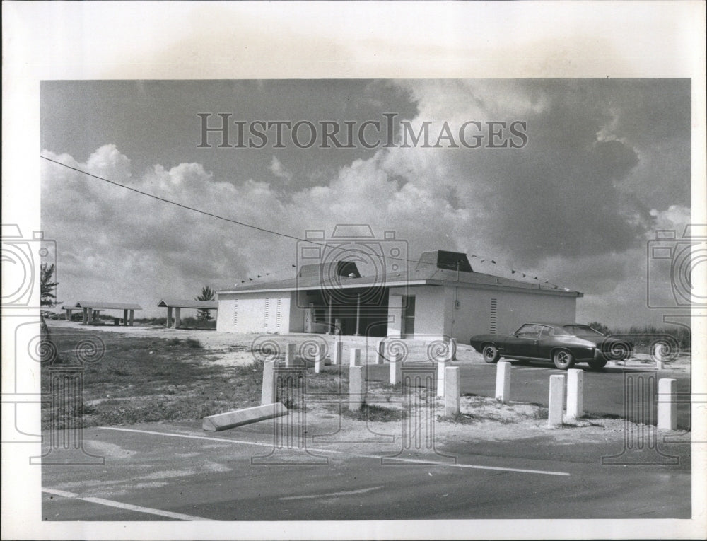 1972 Press Photo Abandoned building with car park. - Historic Images