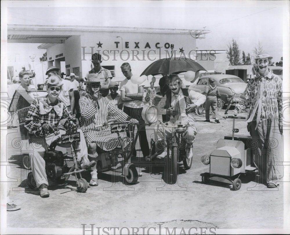 1958 Press Photo Group of Clowns. - Historic Images