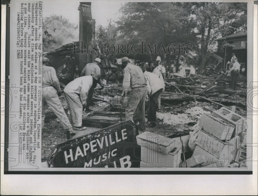 1968 Press Photo Police,firemen and volunteers from a blasts of a nursery in suburban Hapeville - Historic Images