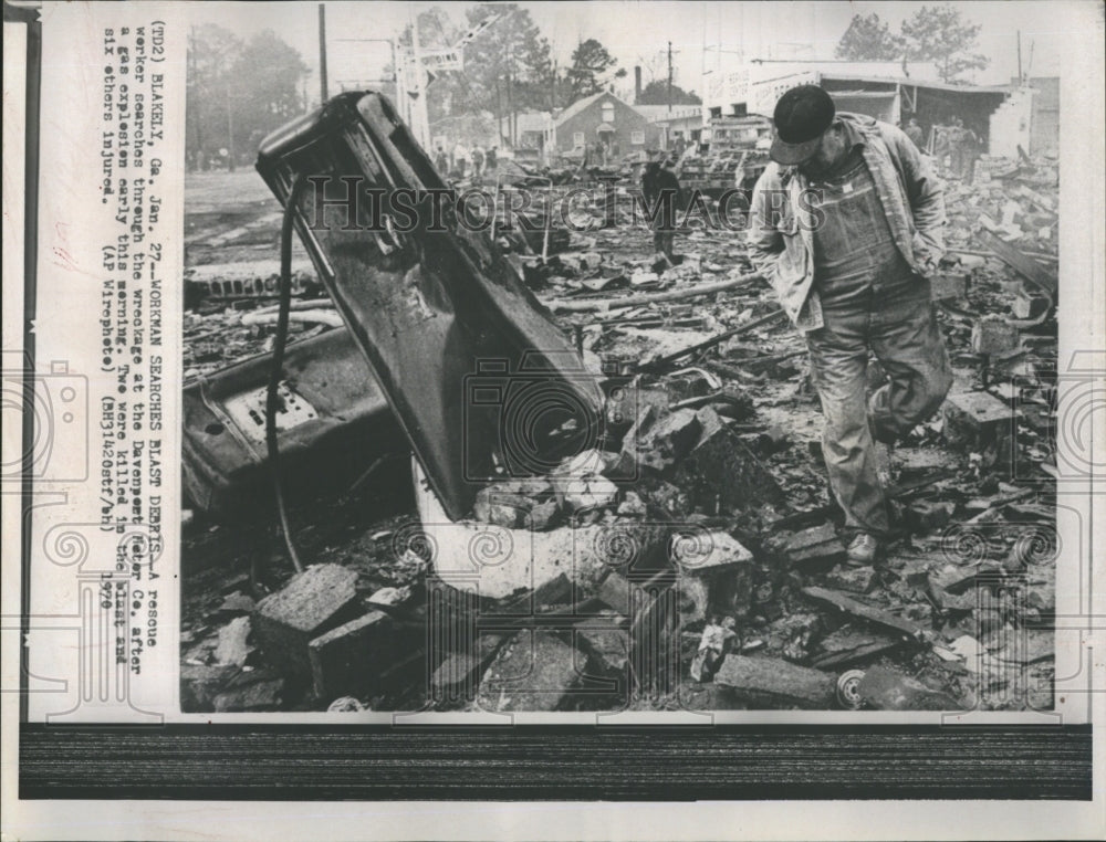 1970 Press Photo A rescue worker searches through the wreckage - Historic Images