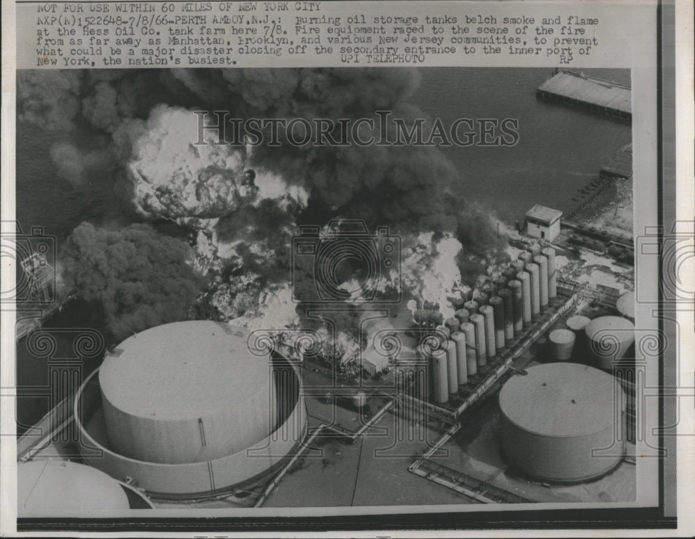 1966 Press Photo An explosion of a burning oil storage gas - Historic Images