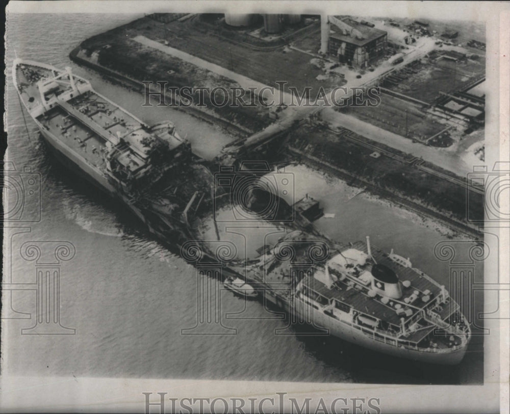 1965 Press Photo A picture of explosion a vessel and base - Historic Images