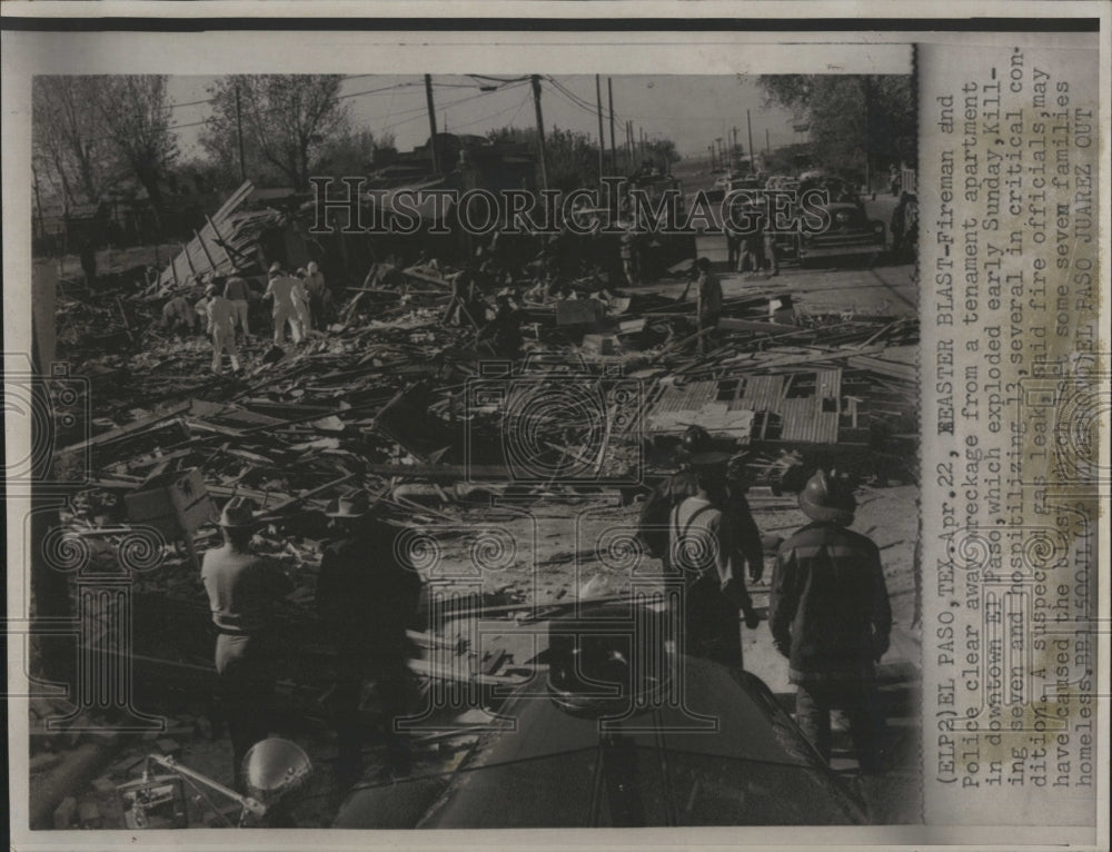 1973 Press Photo Police and firemen inspect site of a house explosion in texas. - Historic Images