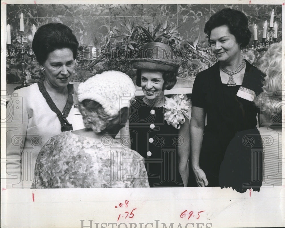 1966 Press Photo A picture of a women with a big smile on their faces - Historic Images