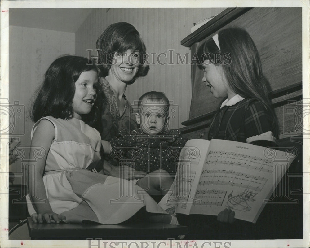 1966 Press Photo Faith High shown with three of the Highs&#39; six children - Historic Images