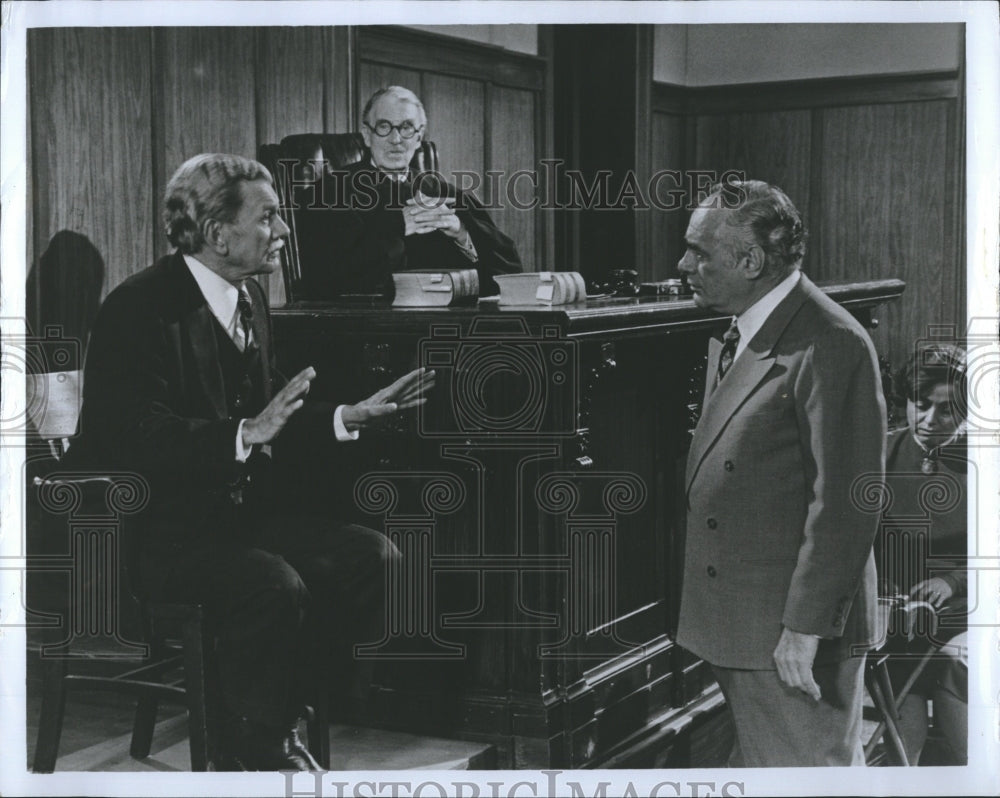 Press Photo Martin Balsam (right) tries to negate the testimony of a prosecution - Historic Images