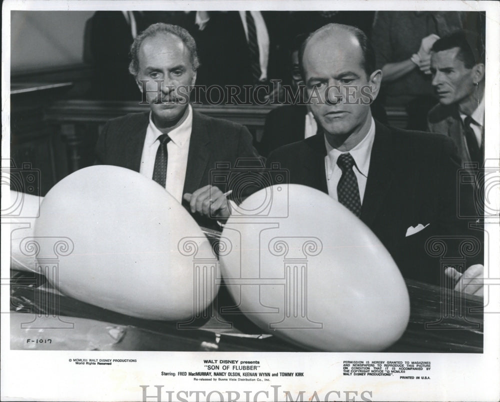 Press Photo Keenan Wynn and Alan Hewitt and and the king size egg exhibit - Historic Images