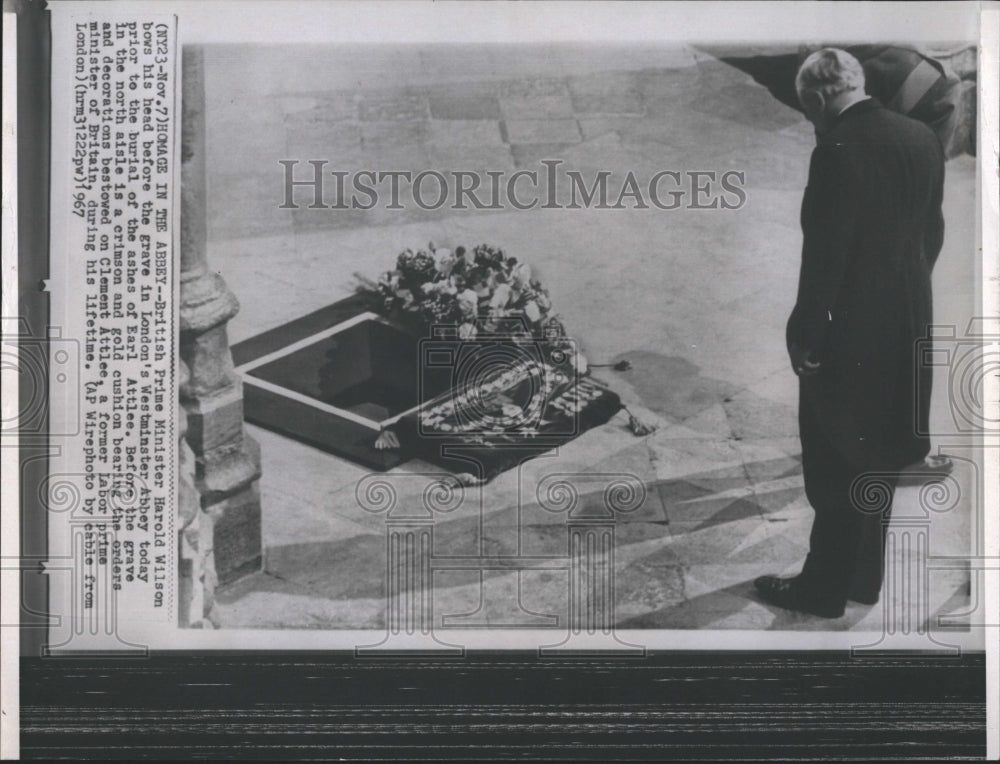 1967 Press Photo British Prime Minister Harold Wilson bows his head - Historic Images