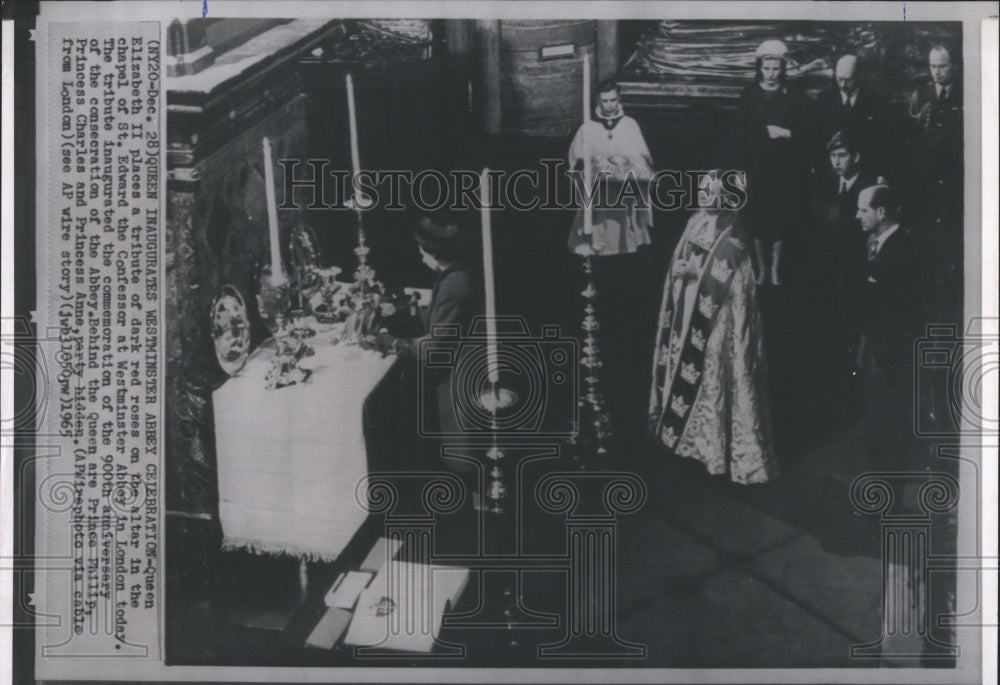 1965 Press Photo Queen Elizabeth II places a tribute on altar in abbey - Historic Images