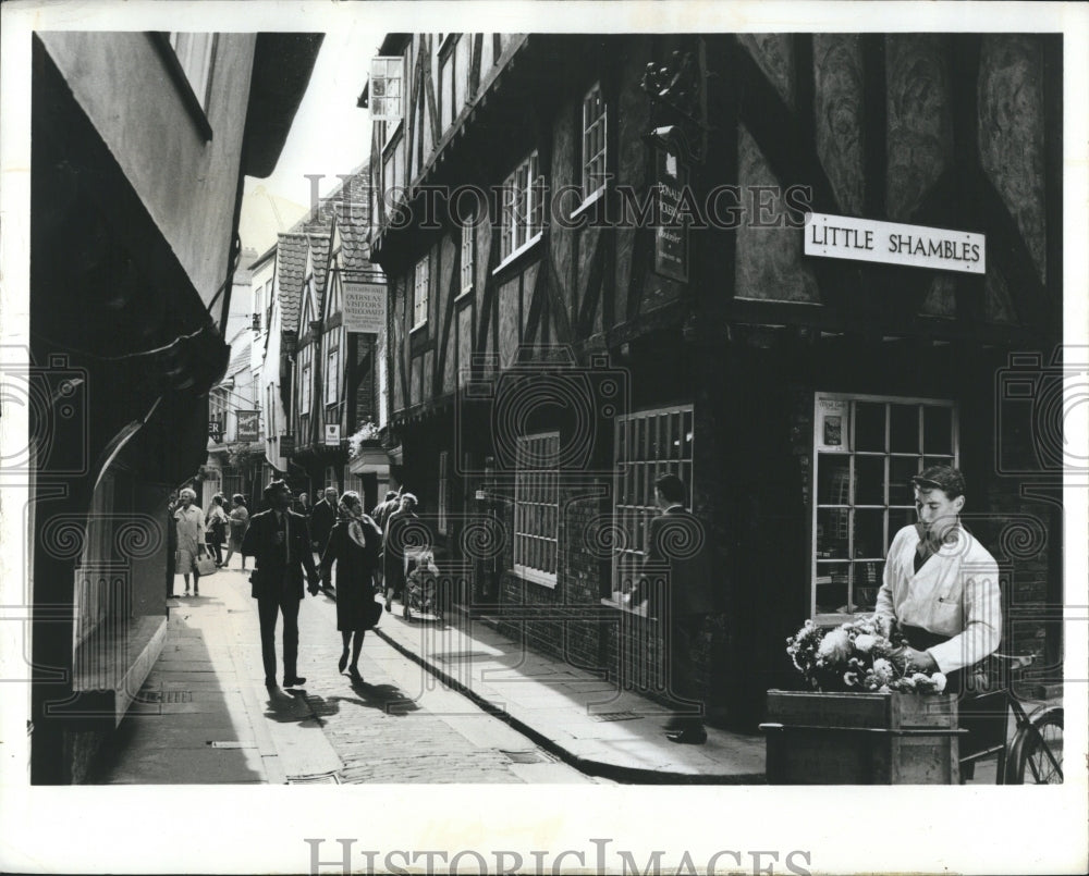 1975 Press Photo American tourist in Britain are dropping due to high prices - Historic Images