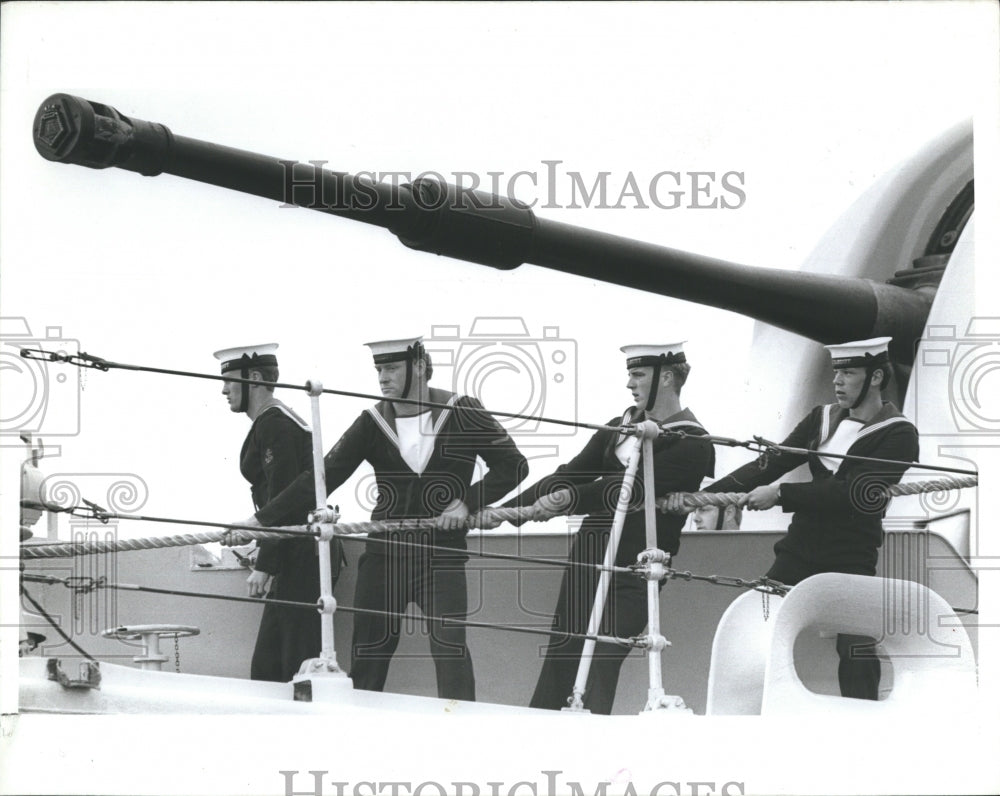 1986 Press Photo Sailors in the picture - Historic Images