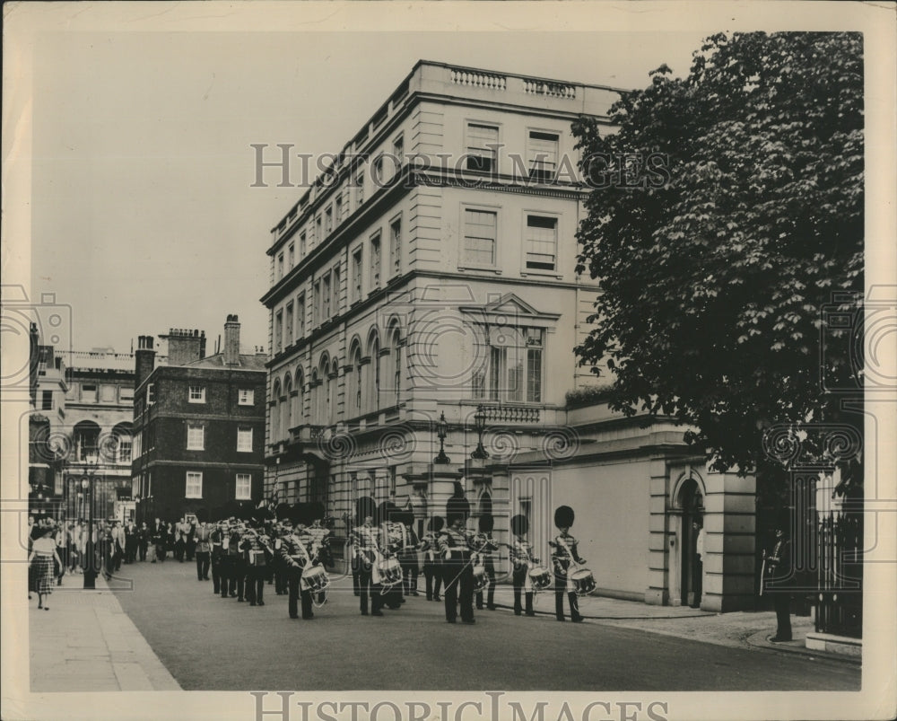 Press Photo The Queen&#39;s Guards March in London - Historic Images