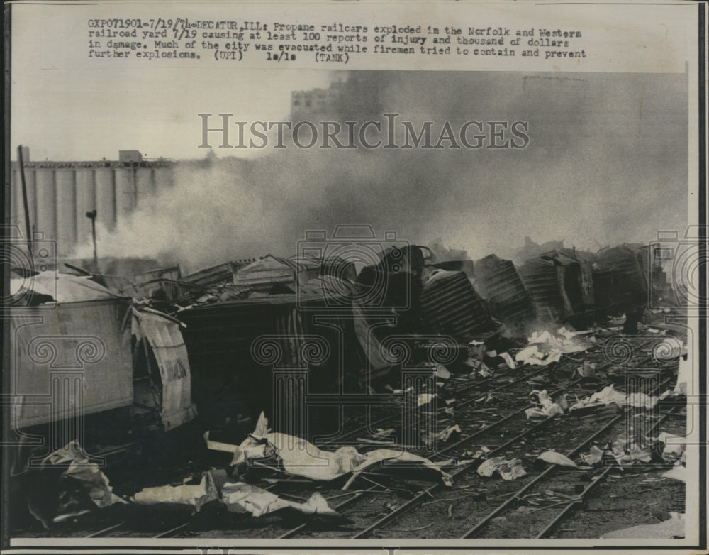 1974 Press Photo Railroad Cars Explode in Norfolk Yards - Historic Images
