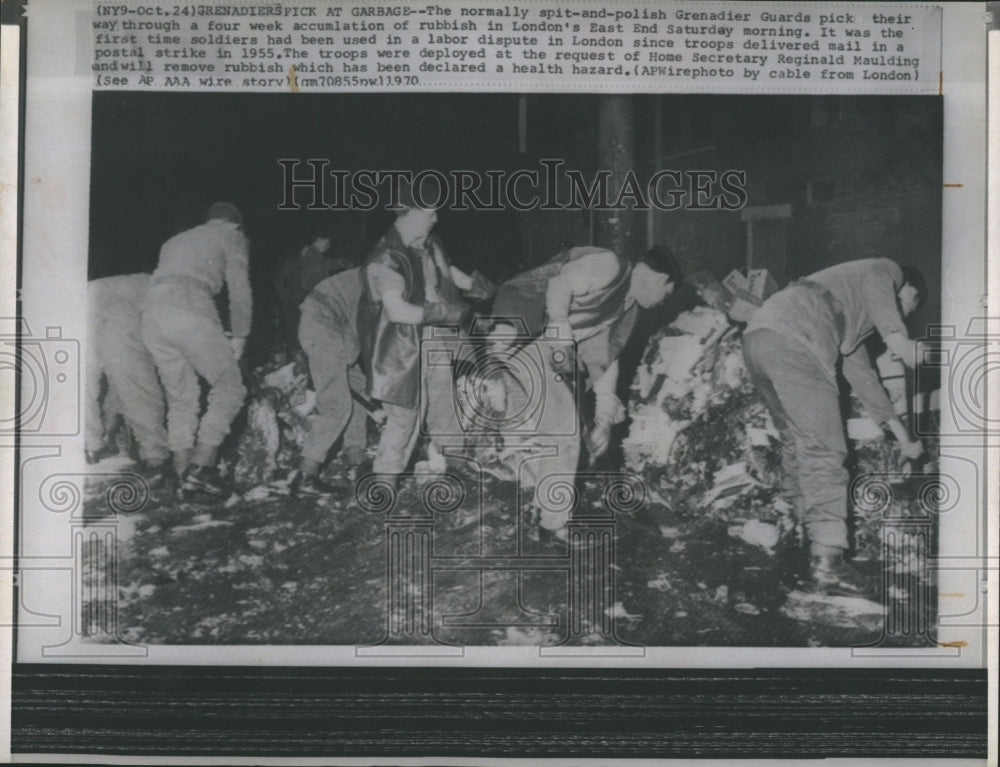 1970 Press Photo Grenadier Guards Clear up Garbage Pile - Historic Images