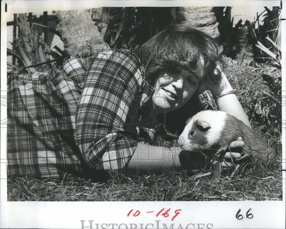 1979 Press Photo Patricia Blazuk and Puddles, Her Pet Guinea Pig - Historic Images