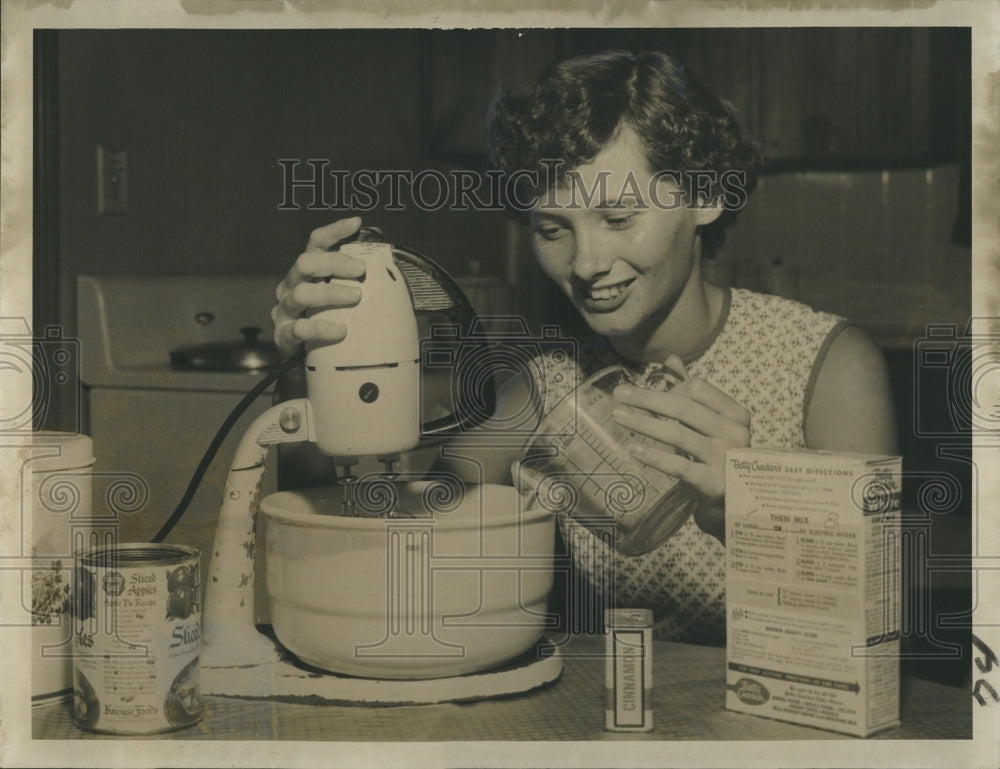 1955 Press Photo Diane Yakes Baking. - Historic Images