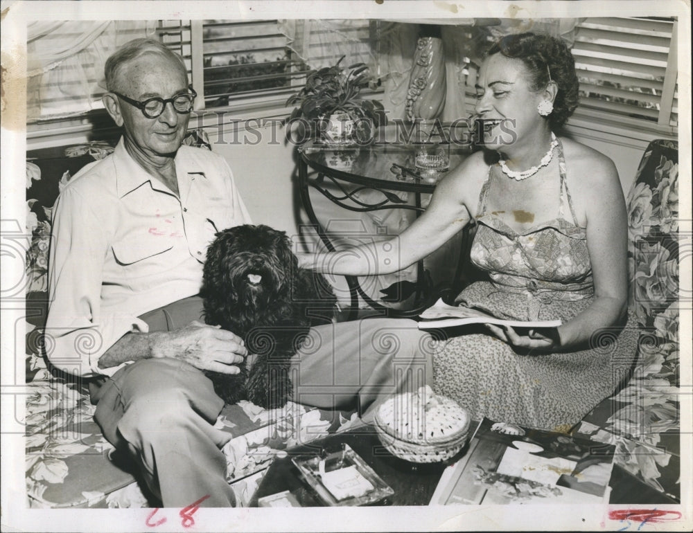 1954 Press Photo Golf Champion Mr. and Mrs// William Yager and their dog. - Historic Images