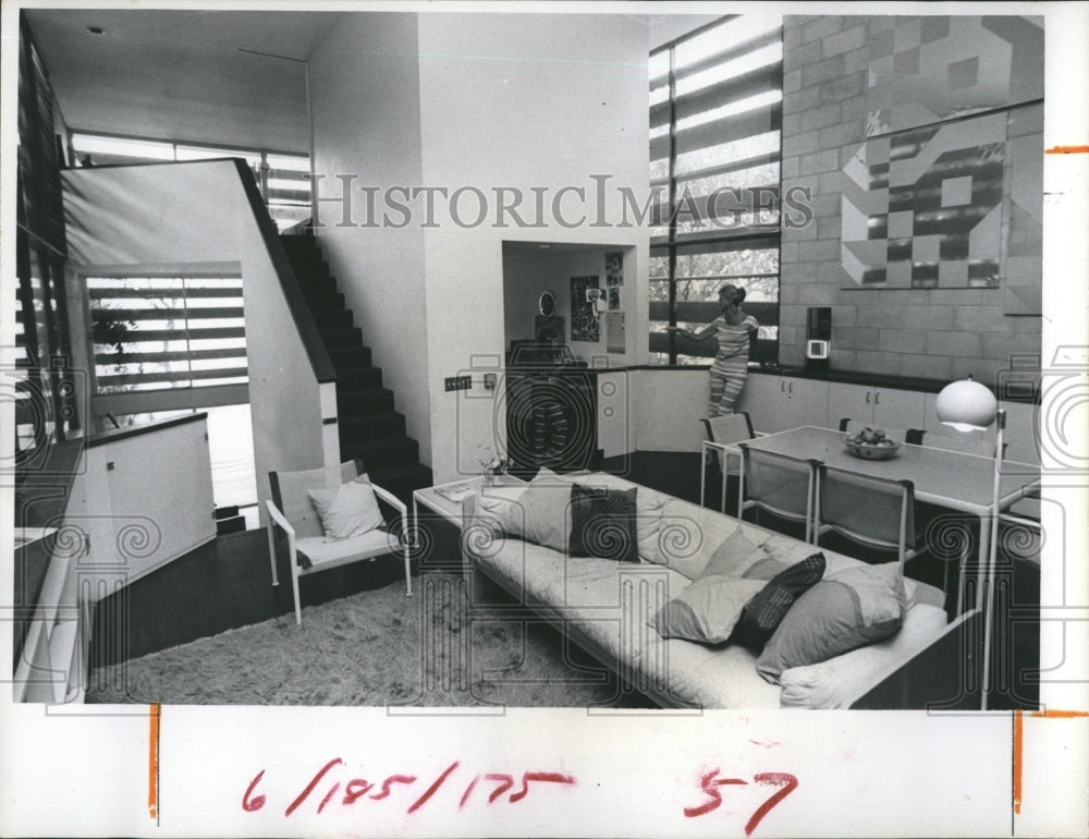 1972 Press Photo Front of house and first floor living room - Historic Images