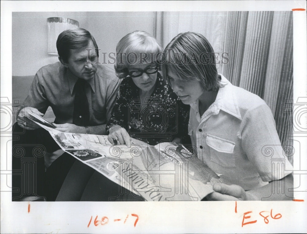 1976 Press Photo Ralph and Dorothy Barber and their 17 year old son Donald - Historic Images