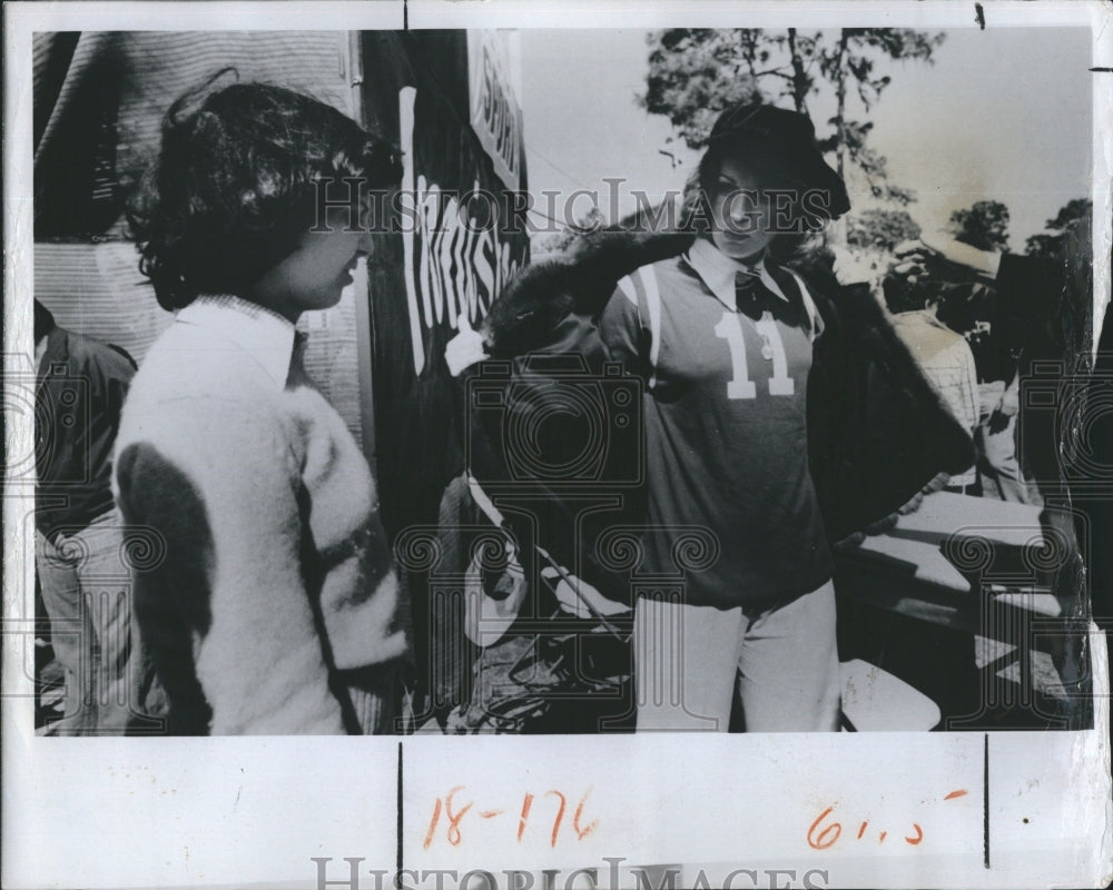 1977 Press Photo Phyllis George and other girl. - Historic Images