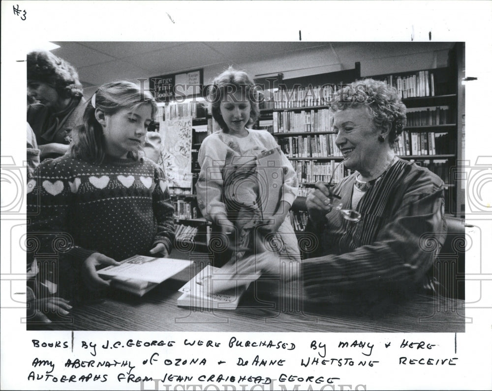 1987 Press Photo Jean Craighead George Signing Books - Historic Images
