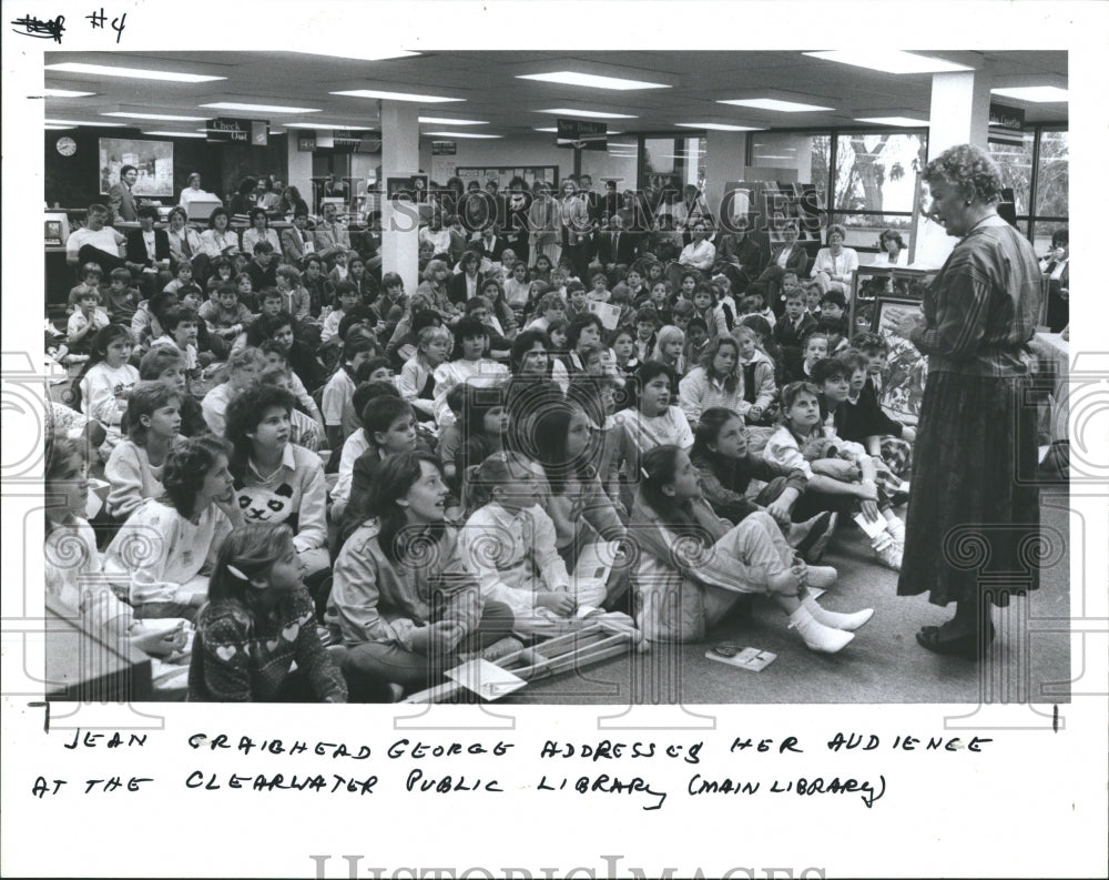 1987 Press Photo Children&#39;s Author Craighead George Speaking - Historic Images