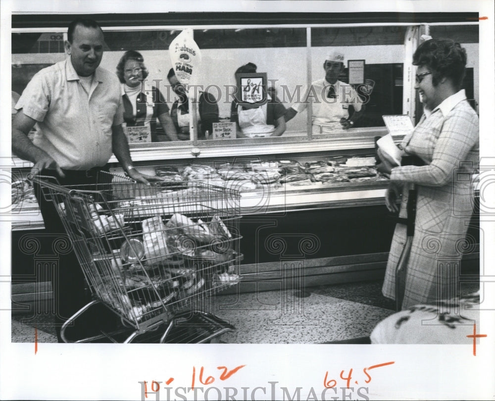 1975 Mr. &amp; Mrs. William R. Kinlaw, shopping spree winners.-Historic Images