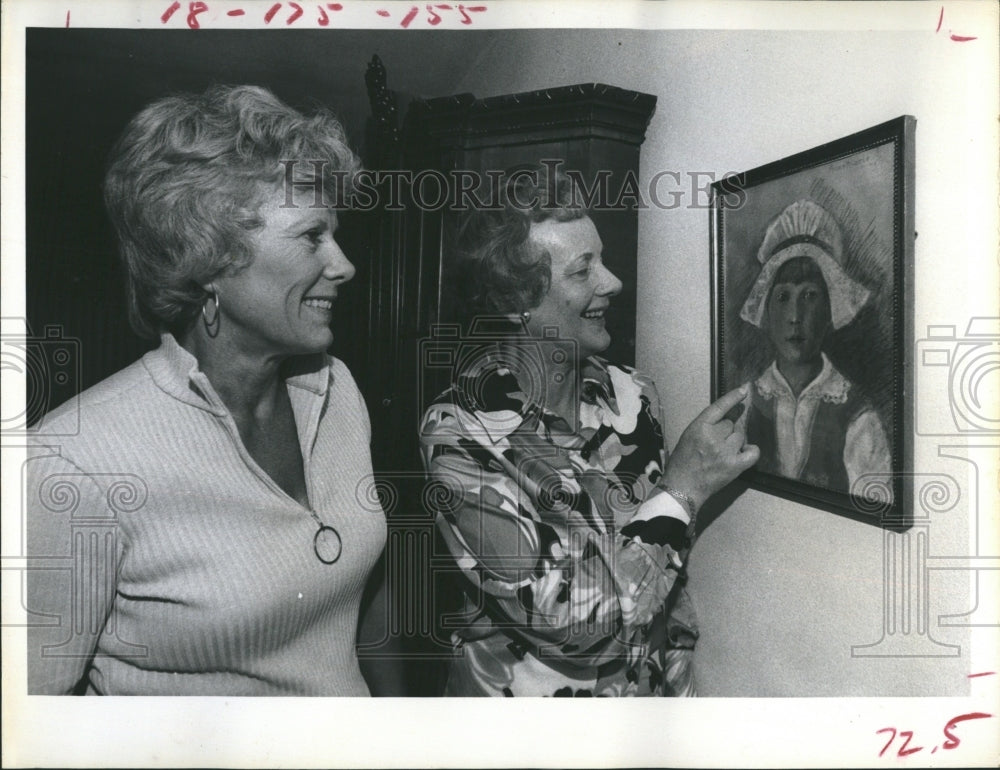 1972 Press Photo Sisters admires pastel painting. - Historic Images