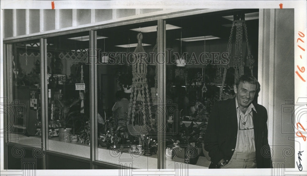 1976 Press Photo George Kinney outside his Flowers Shop in Sunshine Mall. - Historic Images