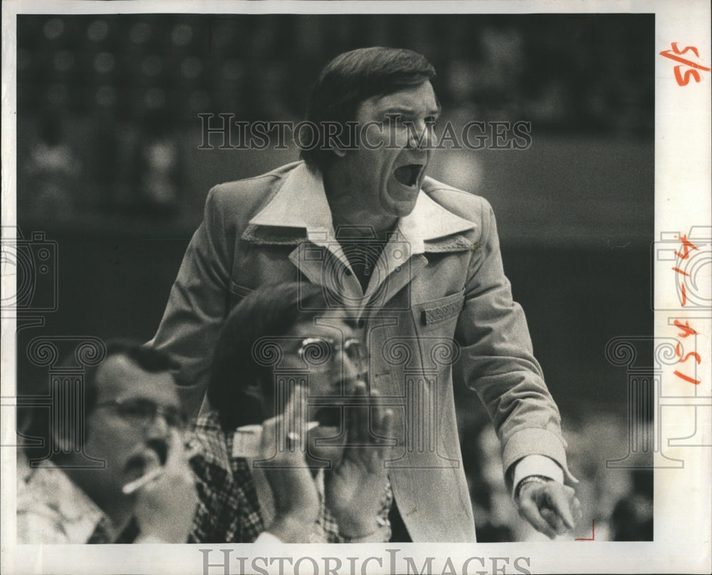 1976 Press Photo Bill Matthews, anvil chorus from Clearwater&#39;s Wilson. - Historic Images