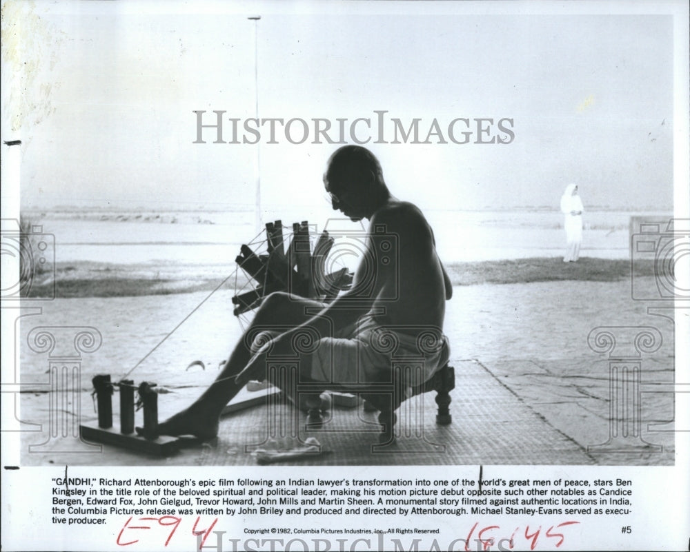 1983 Press Photo Actor Ben Kingsley portray as Gandhi. - RSH16087 - Historic Images