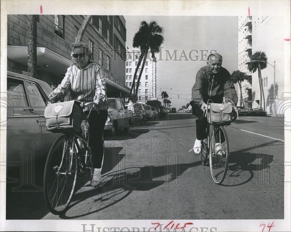 1967 Press Photo Mr. Mrs. Keith Kingbay Bicycling - Historic Images