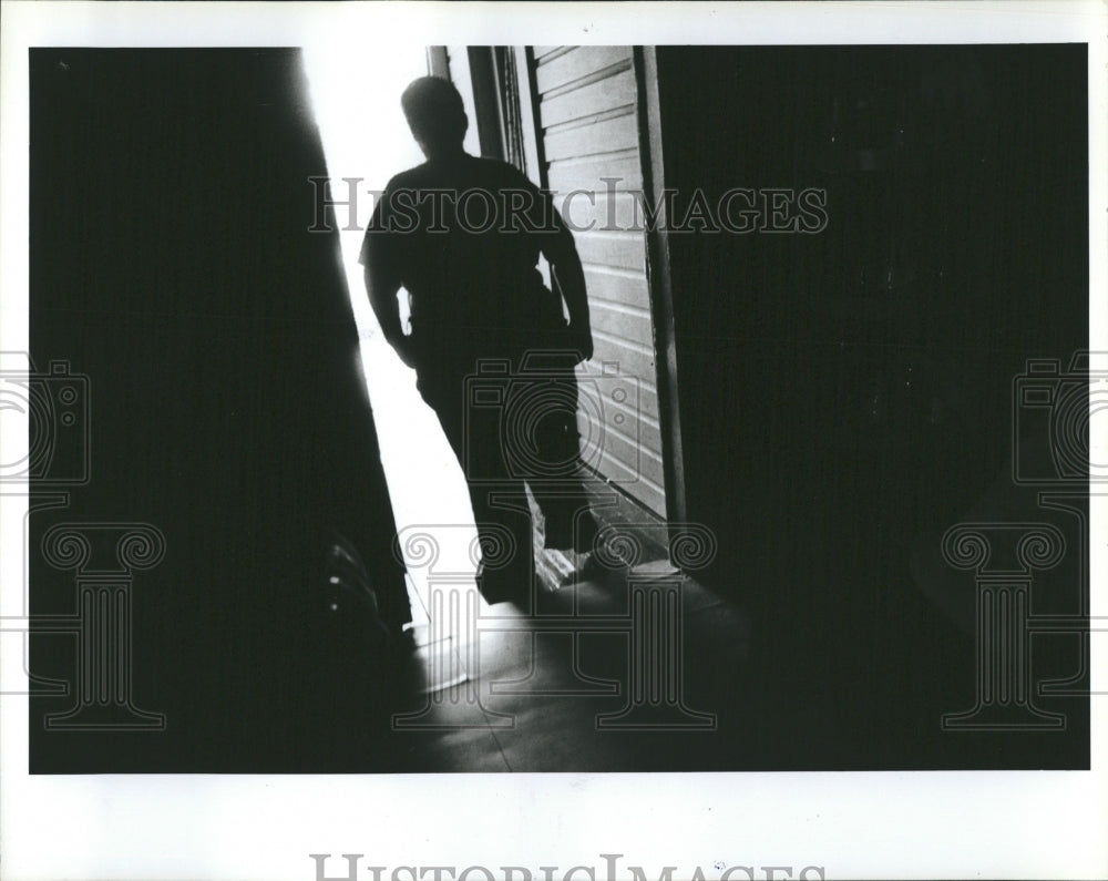 1988 Press Photo Danny Kilgore in doorway of his home. - Historic Images