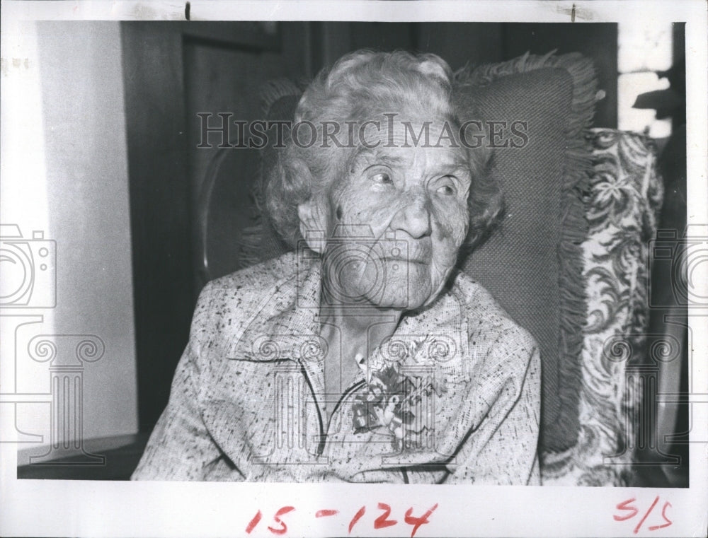 1982 Press Photo Viola M. Kinsley, celebrates her 100th birthday. - RSH16125 - Historic Images