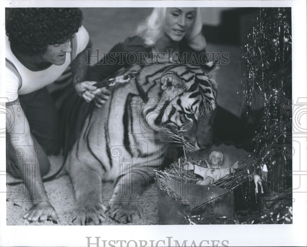 1978 Press Photo Ron & Judy Holiday and tiger. - Historic Images