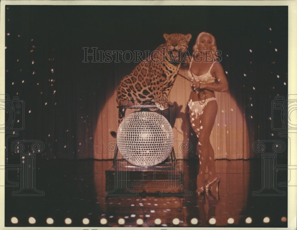 1977 Press Photo Joy Holiday with jaguar Demetrius during performance - Historic Images