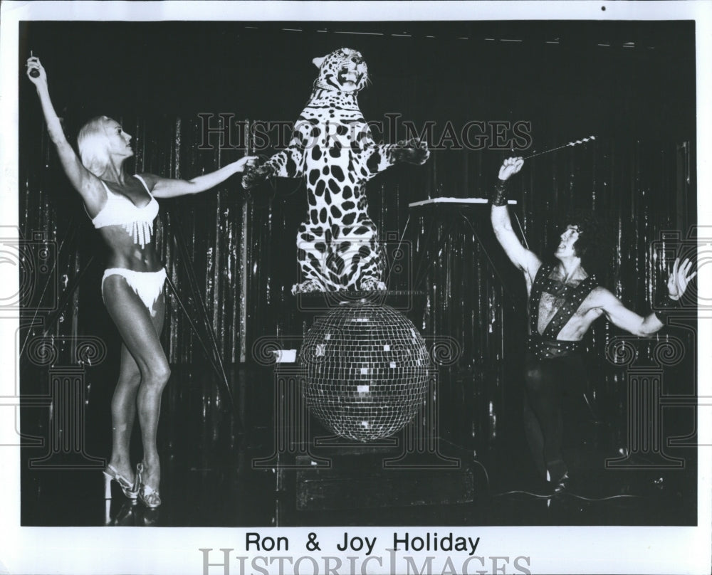 1977 Press Photo Ron & Joy Holiday - Historic Images
