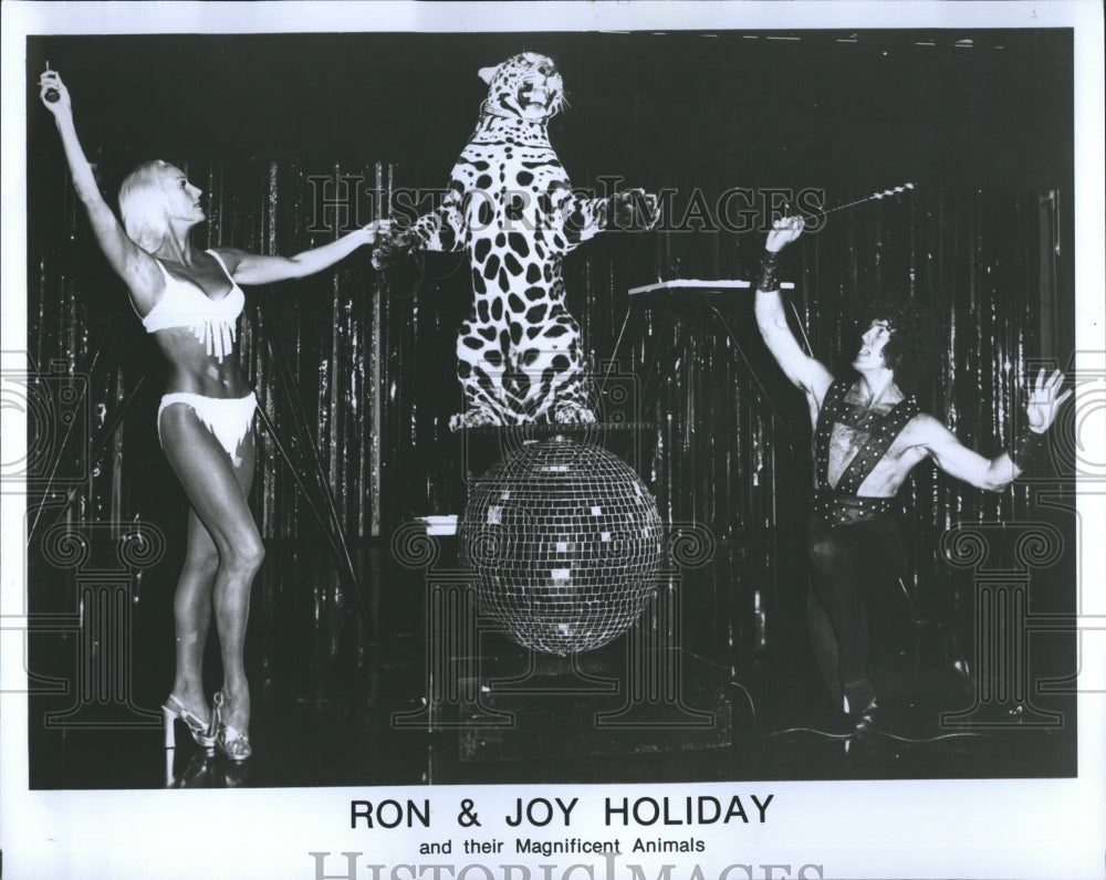Press Photo Ron & Joy Holiday and their animals. - Historic Images