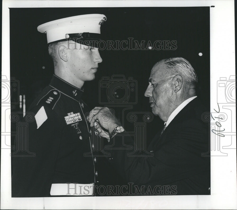 1977 Press Photo Col Henry Lawrence pins pins ROTC Captain, for achievement. - Historic Images