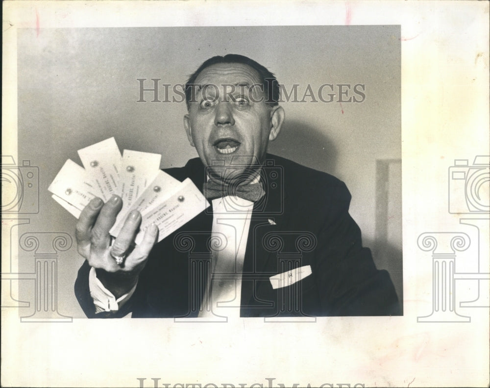 1960 Press Photo Jim Rogers St. Petersburg Ticket Chairman Shouts To Sell Ticket - Historic Images