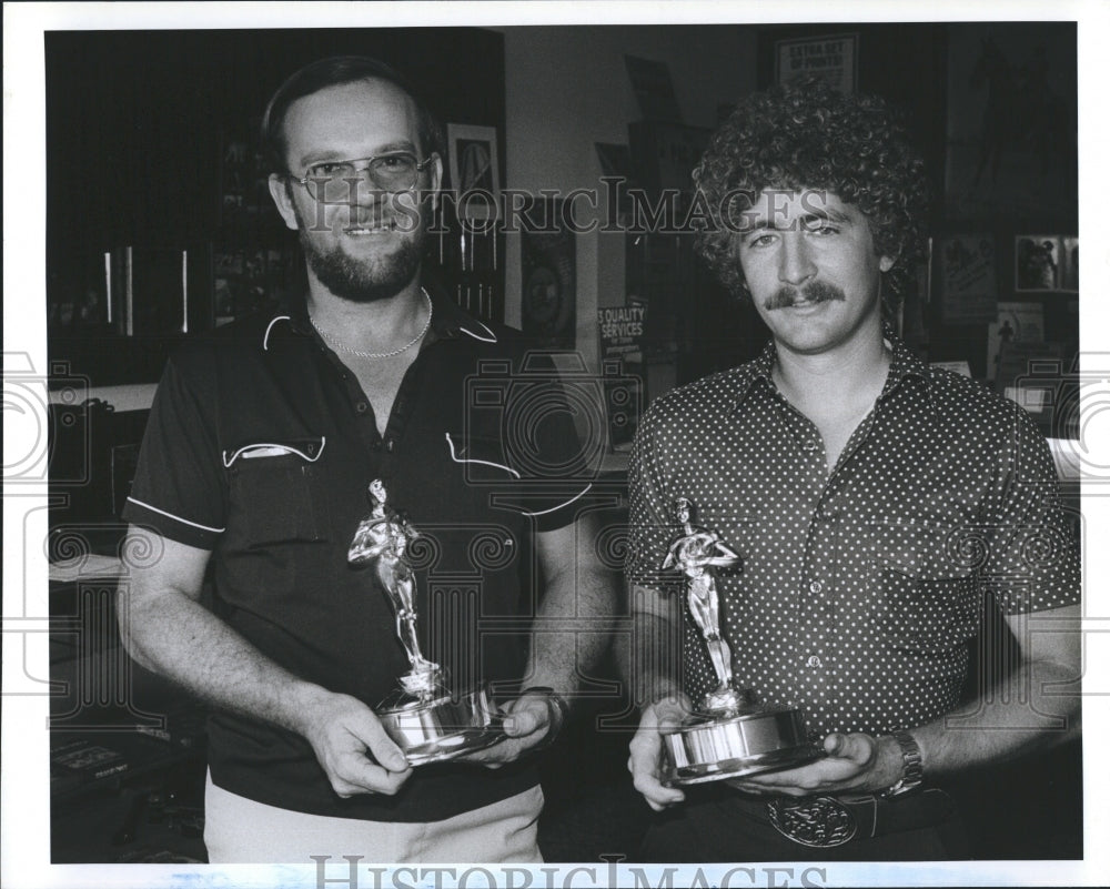 Press Photo Steve Jenkins, Jim Caldwell hold Kinie awards - RSH16363 - Historic Images