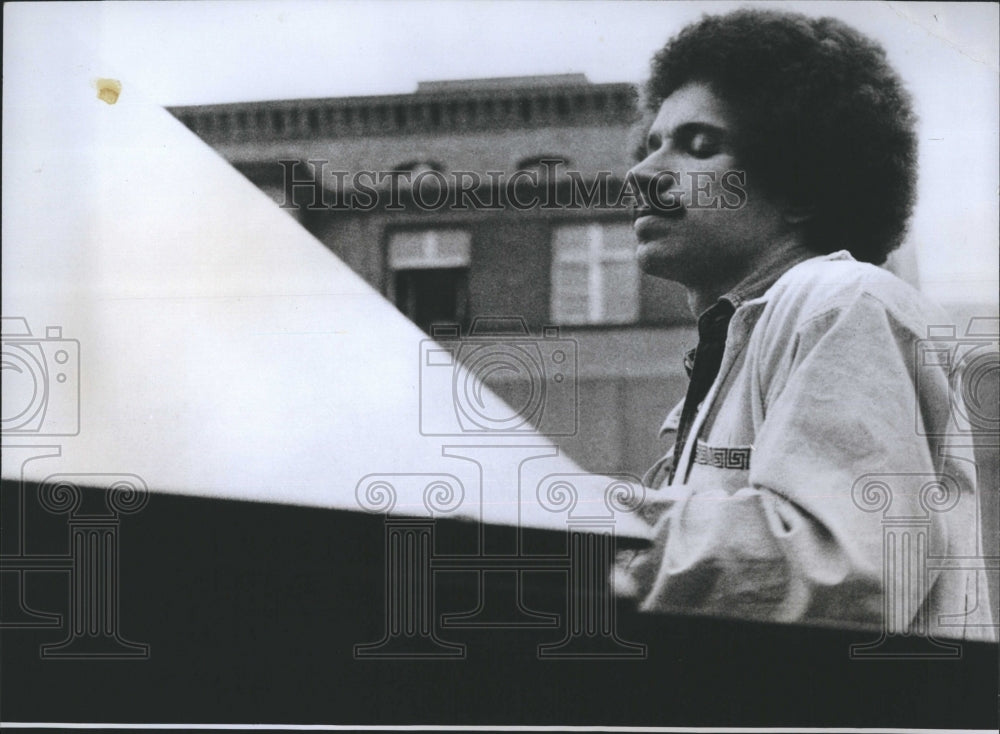 1977 Press Photo Man with afro - Historic Images