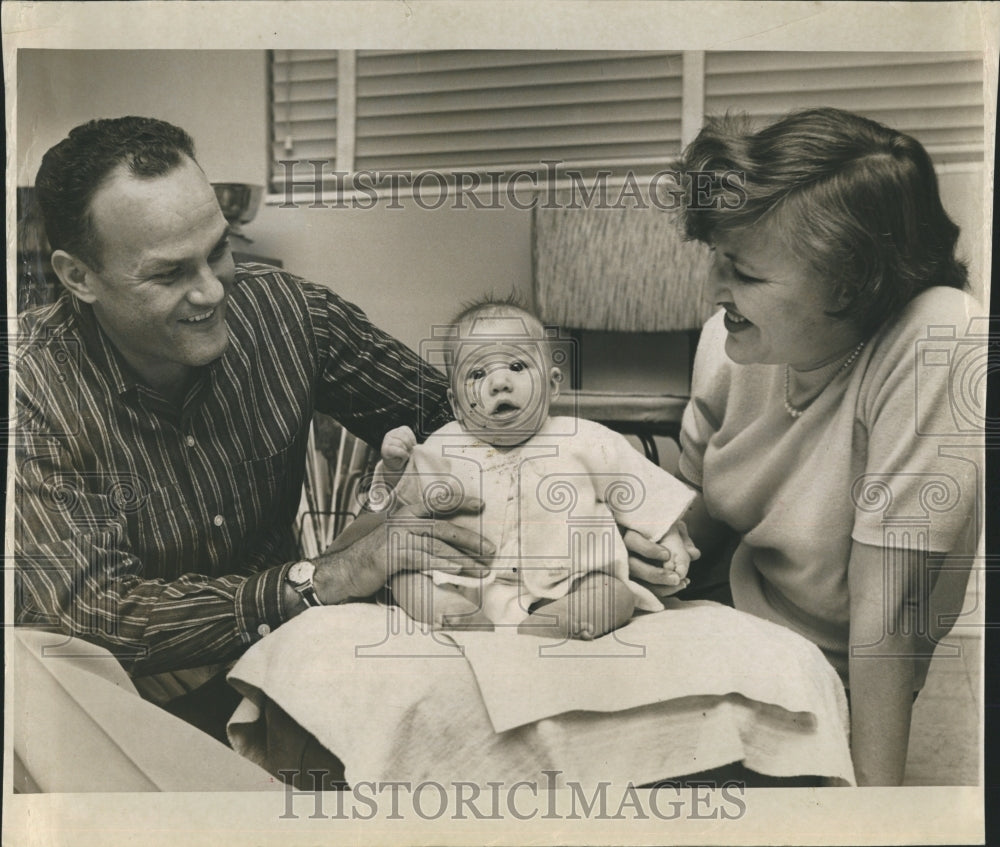 1960 Press Photo Mr. and Mrs Charles Holley with Bay Natalie Blanche Jr. - Historic Images