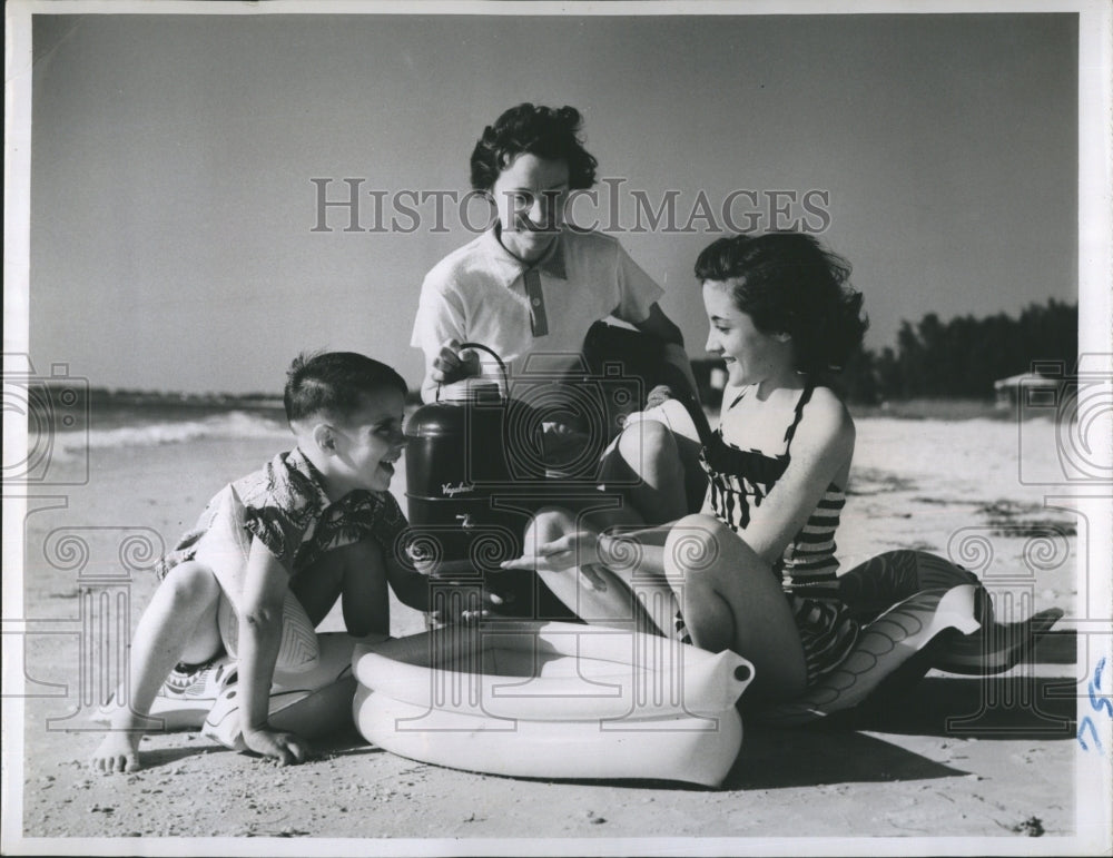 1955 Press Photo Holley family at beach of Gulf of Mexico for summer. - Historic Images