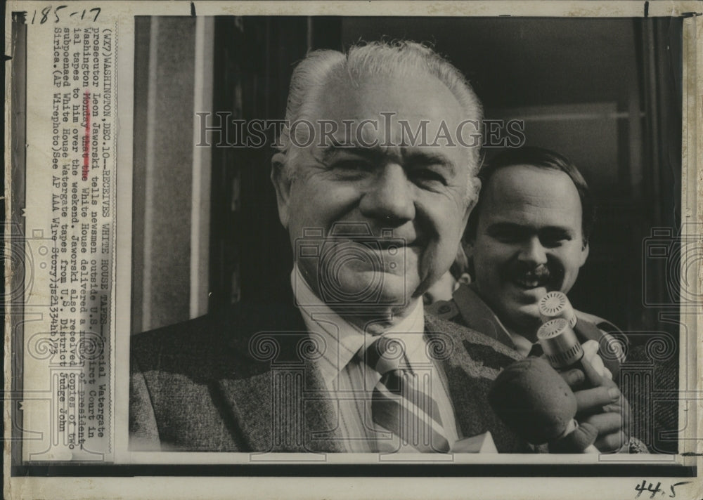 1973 Press Photo Leon Jaworski Special Watergate prosecutor tells newsmen he has - Historic Images